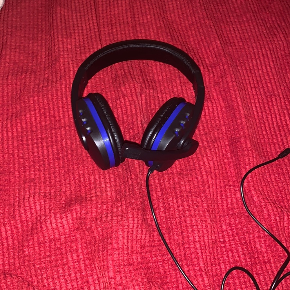 LVLUP Black and blue outlined headset